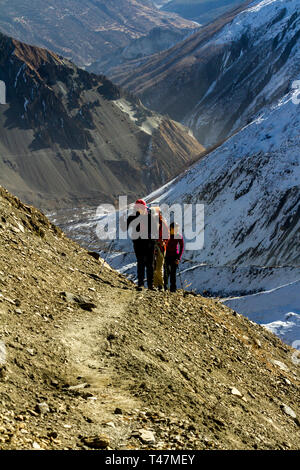 Annapurna, Nepal - Novembre 13, 2015: turisti salendo sulla strada per il Lago Tilicho (4919 m), Annapurna Trek, Himalaya, Nepal. Foto Stock