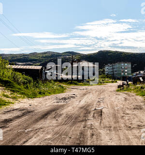 Strada in località rurali Teriberka villaggio nel distretto di Kolsky dell'oblast di Murmansk, Russia Foto Stock