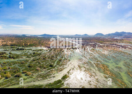 Panoramica aerea 4000 isole del fiume Mekong in Laos, Li Phi cascate, famosa destinazione di viaggio backpacker nel Sud Est asiatico Foto Stock