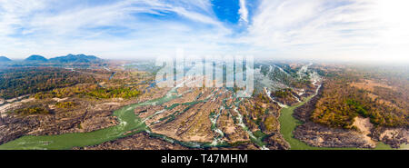 Panoramica aerea 4000 isole del fiume Mekong in Laos, Li Phi cascate, famosa destinazione di viaggio backpacker nel Sud Est asiatico Foto Stock