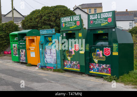 Banche bilingue della collezione di abbigliamento per beneficenza gallese e inglese presso il parcheggio di Salt Lake a Porthcawl, Mid Glamorgan, Galles. Foto Stock
