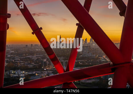 ArcelorMittal Orbit progettato da Sir Anish Kapoor e Cecil Balmond, Olympic Park Foto Stock