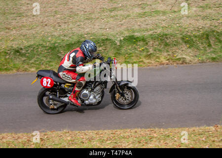 Chorley, Lancashire, Regno Unito. 7 Aprile, 2019. Hoghton Tower xliii motociclo Sprint. Rider 82 Bob Cornforth da Northwich in sella a una Yamaha 1999 TRX 850 8560cc superbike moderno. Foto Stock