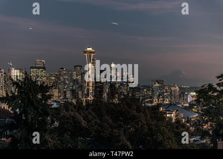 Tramonto sulla skyline della città di Seattle e il profilo del monte Rainier in background. Foto Stock