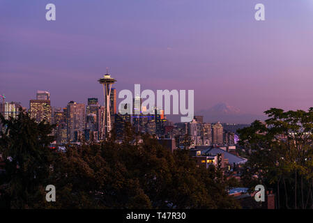 Tramonto sulla skyline della città di Seattle e il profilo del monte Rainier in background. Foto Stock