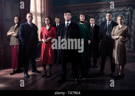 KATE PHILLIPS , Cillian Murphy , HELEN MCCRORY , Paul Anderson , Joe Cole , SOPHIE RUNDLE , FINN COLE , HARRY KIRTON e AIMEE-FFION EDWARDS in PEAKY BLINDERS (2013). Stagione 3. Credito: British Broadcasting Corporation (BBC) / Album Foto Stock