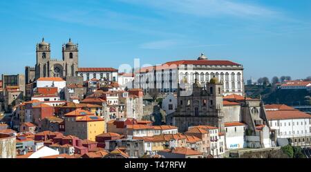 Vista sulla città vecchia con il da sé cattedrale, chiesa Igreja de Sao Lourenco, Porto, Portogallo Foto Stock