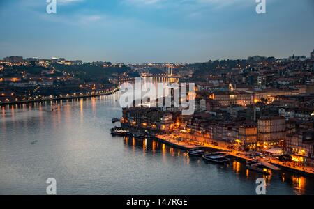 Vista sul Porto, sul fiume Rio Douro, crepuscolo, Porto, Portogallo Foto Stock