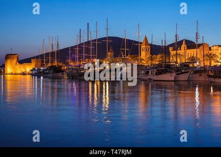 Il porto con le navi a vela al tramonto, Città Vecchia, Trogir, Dalmazia, Croazia Foto Stock