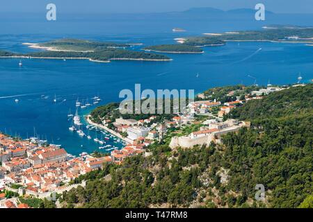 Panoramica della città vecchia con il porto e la fortezza e isole Pakleni, Hvar, isola Hvar, Dalmazia, Croazia Foto Stock