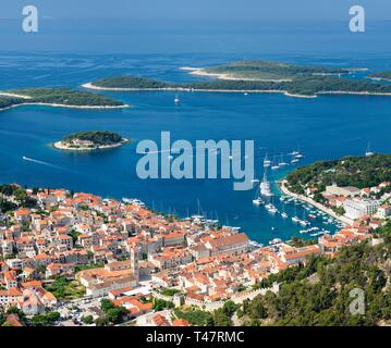 Panoramica della Città Vecchia con il porto e le isole Pakleni, Hvar, isola di Hvar, Dalmazia, Croazia Foto Stock