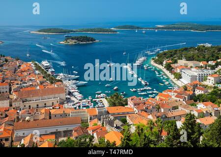 Panoramica della Città Vecchia con il porto e le isole Pakleni, Hvar, isola di Hvar, Dalmazia, Croazia Foto Stock