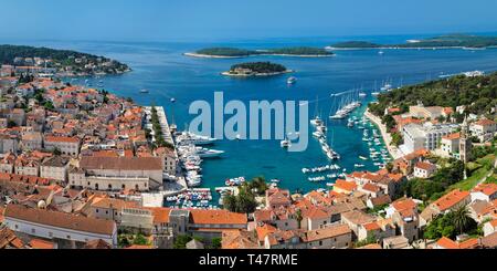 Panoramica della Città Vecchia con il porto e le isole Pakleni, Hvar, isola di Hvar, Dalmazia, Croazia Foto Stock