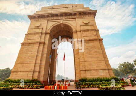 India Gate storico memoriale di guerra a Delhi il Rajpath strada in vista ravvicinata al tramonto con i turisti Foto Stock