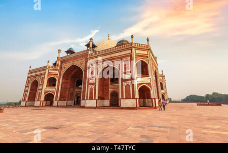 Tomba di Humayun rosso architettura in pietra arenaria con la scala al tramonto. Tomba di Humayun è un sito Patrimonio Mondiale dell'UNESCO a Delhi in India Foto Stock