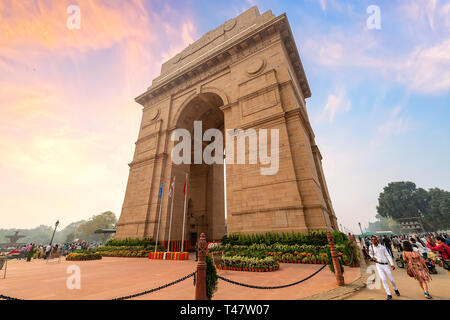India Gate New Delhi sulla strada Rajpath Una storica memoriale di guerra al tramonto con vista di turisti. Foto Stock