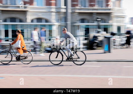 Escursioni in bicicletta a Amsterdam Paesi Bassi 2019 Foto Stock