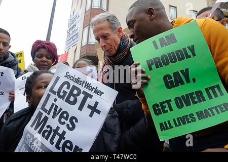 Londra Inghilterra REGNO UNITO . 6 aprile 2019 .British attivista dei diritti umani Peter Tatchell fuori il Dorchester Hotel di Londra. Foto Stock