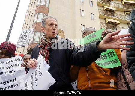 Londra Inghilterra REGNO UNITO . 6 aprile 2019 .British attivista dei diritti umani Peter Tatchell fuori il Dorchester Hotel di Londra. Foto Stock