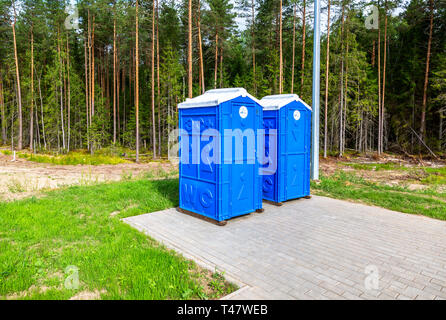 Novgorod, Russia - Agosto 7, 2018: Mobile toilette pubblica al russo autostrada numero M11 nel giorno di estate Foto Stock