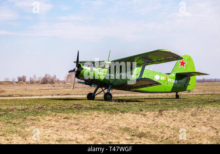 Samara, Russia - 13 Aprile 2019: l'Antonov An-2 un sovietico prodotte in massa a singolo biplano del motore in corrispondenza di un aerodromo di campo in estate Foto Stock