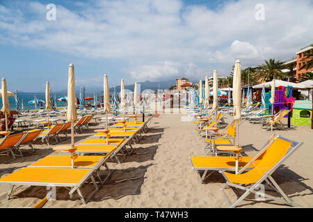 Vista la mattina della spiaggia del mar mediterraneo in Pietra Ligure, in provincia di La Savona Liguria, Italia Foto Stock