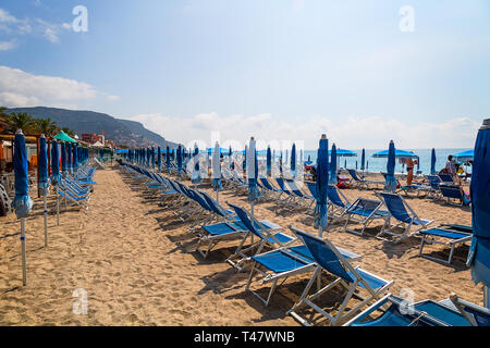 Vista la mattina della spiaggia del mar mediterraneo in Pietra Ligure, in provincia di La Savona Liguria, Italia Foto Stock