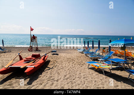 Vista la mattina della spiaggia, con la scialuppa di salvataggio, del mare mediterraneo in Pietra Ligure, in provincia di La Savona Liguria, Italia Foto Stock