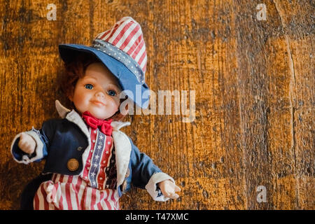 Carino american classic vintage bambola retrò su uno sfondo di legno. Chiudere il fuoco selettivo con copia spazio per il tuo annuncio in testo. Foto Stock