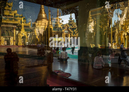 Yangon, Myanmar - 19 Settembre 2016: riflessioni all'interno di Shwedagon pagoda complessa Foto Stock