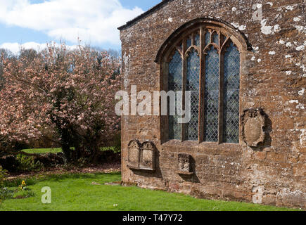 Vista esterna della finestra orientale, Chiesa di S. Giovanni Battista, Hornton, Oxfordshire, England, Regno Unito Foto Stock