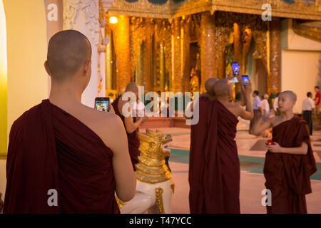 Yangon, Myanmar - 19 Settembre 2016: i monaci buddisti fotografie di Shwedagon pagoda complessa Foto Stock