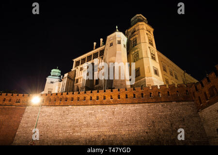 Il Castello Reale di Wawel illuminata di notte nella città di Cracovia in Polonia Foto Stock