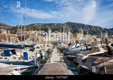 Porto di Monaco principato, pier con yacht e barche a vela, vista da Monte Carlo, Mare mediterraneo sulla costa. Foto Stock