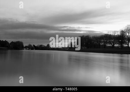 Ora blu a Nottingham per il fiume. Foto Stock