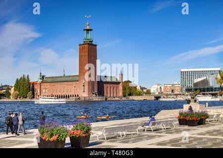 16 Settembre 2018: Stoccolma, Svezia - Il Municipio, Svezia uno dei più famosi edifici e la casa del banchetto Nobel. Due kayak nell'acqua. Foto Stock