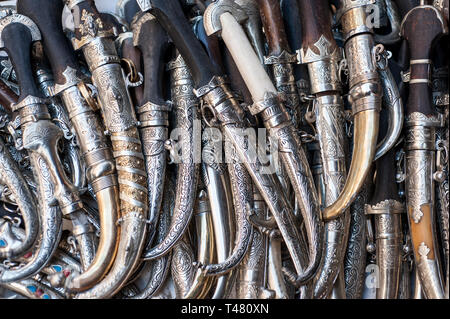 Coltelli per la vendita nel souk di Marrakech, Marocco Foto Stock