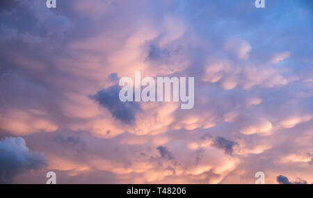 Il Cloud fluffy soft colorata nel tramonto Foto Stock