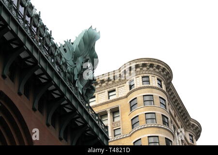 Doccioni sul tetto di Harold Washington Library, il ramo principale del Chicago Public Library in Chicago, IL, Stati Uniti d'America Foto Stock