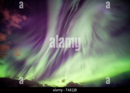 Aurora Boreale (Northern lights) esplosione con stelle sul cielo notturno al circolo polare artico Foto Stock