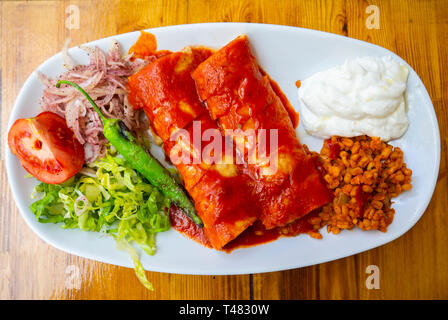 Beyti kebab turco è un piatto costituito da carne macinata di manzo o di agnello alla griglia su uno spiedino e servito avvolto in lavash e condito con salsa di pomodoro e yog Foto Stock