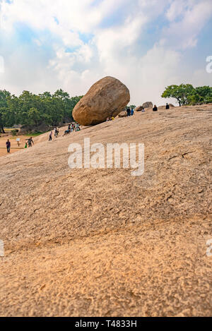 Vista verticale di Krishna Butterball dell a Mahabalipuram, India. Foto Stock