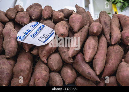 Patate dolci su Mercado do Livramento mercato coperto in Setubal vicino a Lisbona, Portogallo Foto Stock