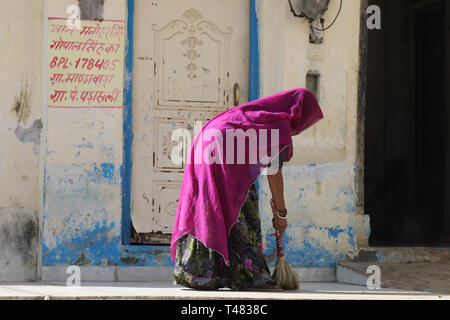 Donna indiana spazzare la strada io Rajasthan Foto Stock