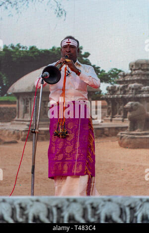 Ritratto verticale di un uomo la riproduzione di un strumento di legni sul palco in India. Foto Stock