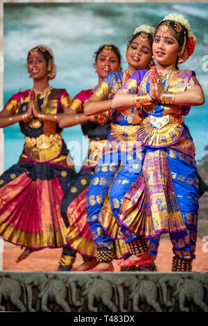 Vista verticale della bella Bharatanatyam ballerini eseguono durante Pongal festeggiamenti in India. Foto Stock