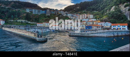 Panoramica della città costiera di Elantxobe in Bizkaia (paese basco). Questa località appartiene alla Riserva della Biosfera di Urdaibai. Foto Stock