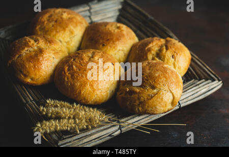 Panini freschi, tradizionalmente fatta in casa su una tavola di legno, tavolo rustico Foto Stock