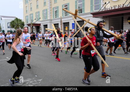 Ponte gara Run, Elite Racers, Scuotipaglia, costumi, più di 25.000 partecipanti per 2,5 miglia via sopra due ponti Foto Stock