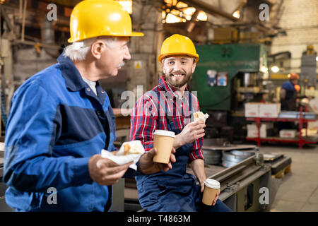 Parlando a pausa pranzo Foto Stock